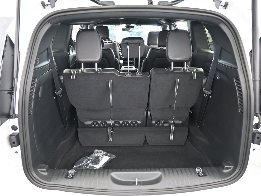 Used 2026 Chrysler Voyager LX image 34