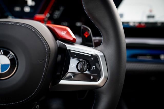 Used 2025 BMW M5 w/ Executive Package image 39