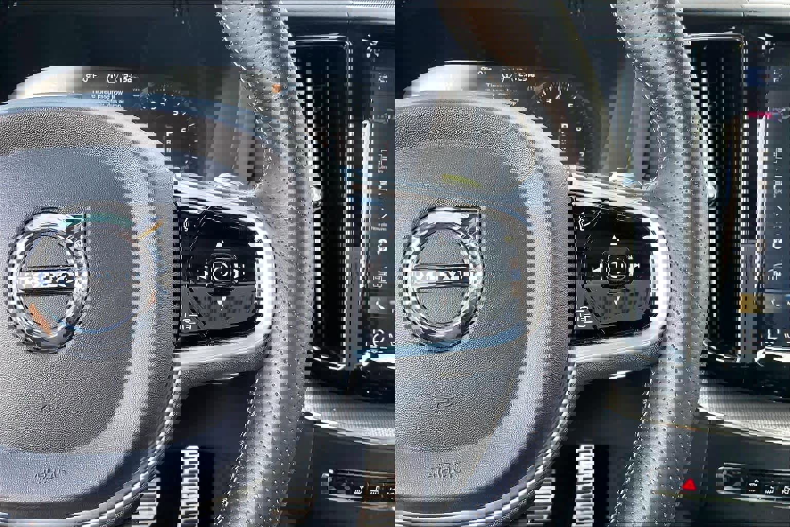 Used 2018 Volvo XC60 T5 R-Design w/ Convenience Package image 22