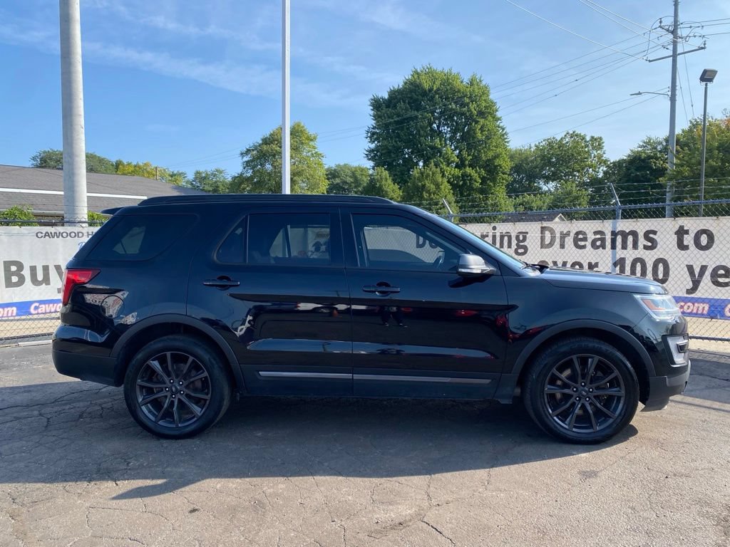 Used 2017 Ford Explorer XLT w/ XLT Technology Feature Bundle AWD/4WD image 2