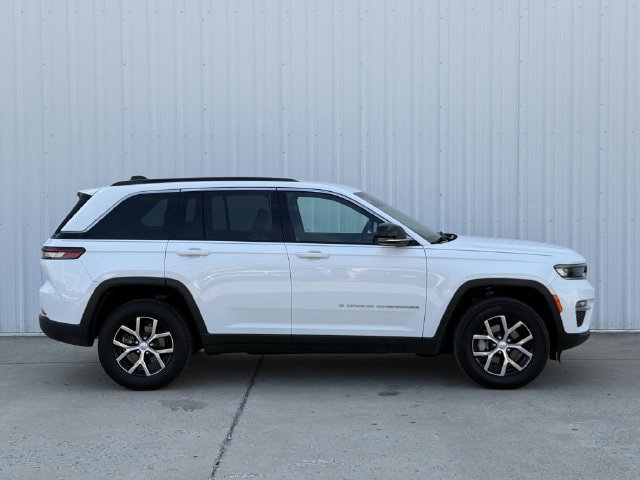 Used 2024 Jeep Grand Cherokee Limited AWD/4WD image 3
