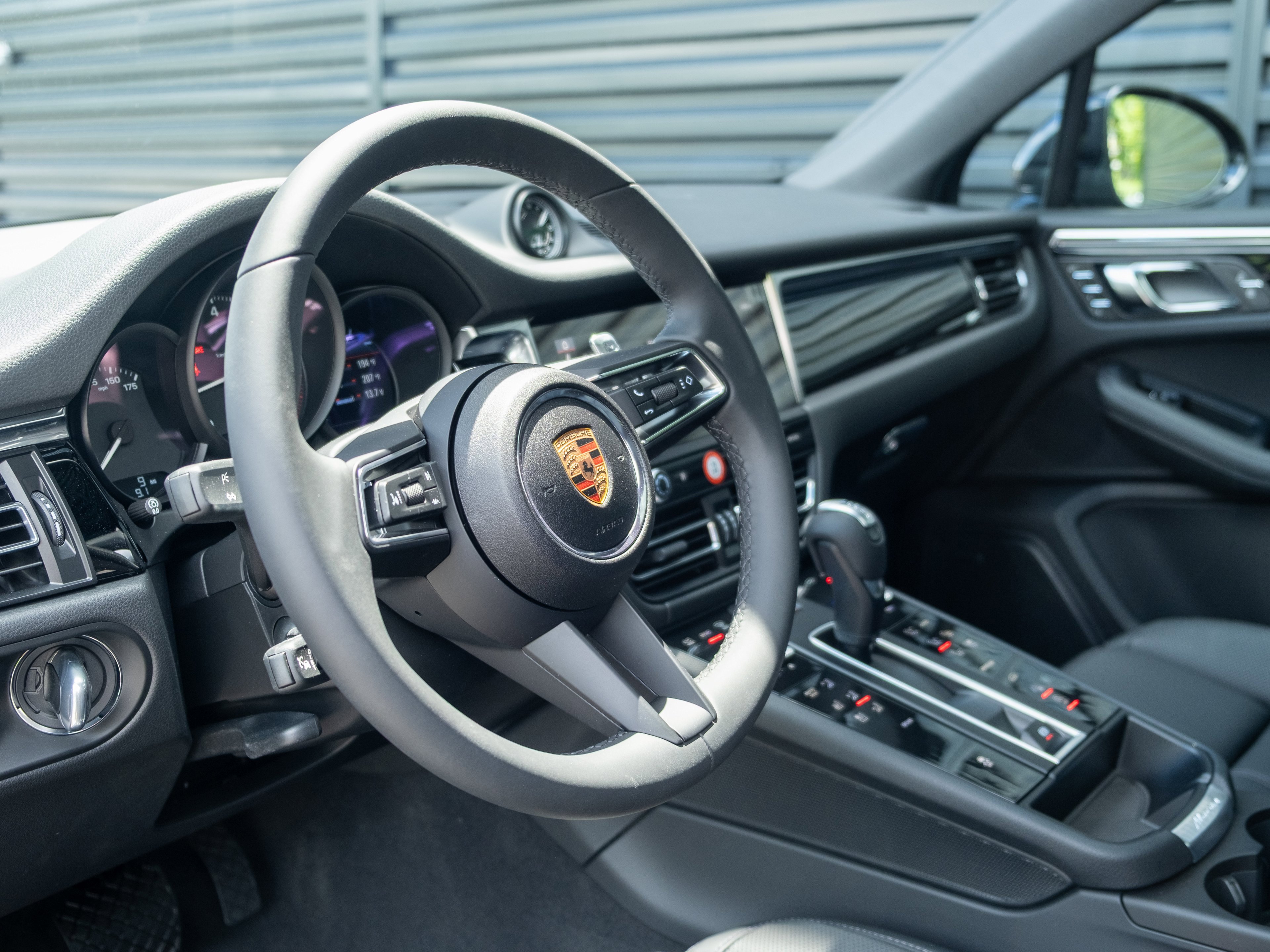 Certified 2025 Porsche Macan image 4