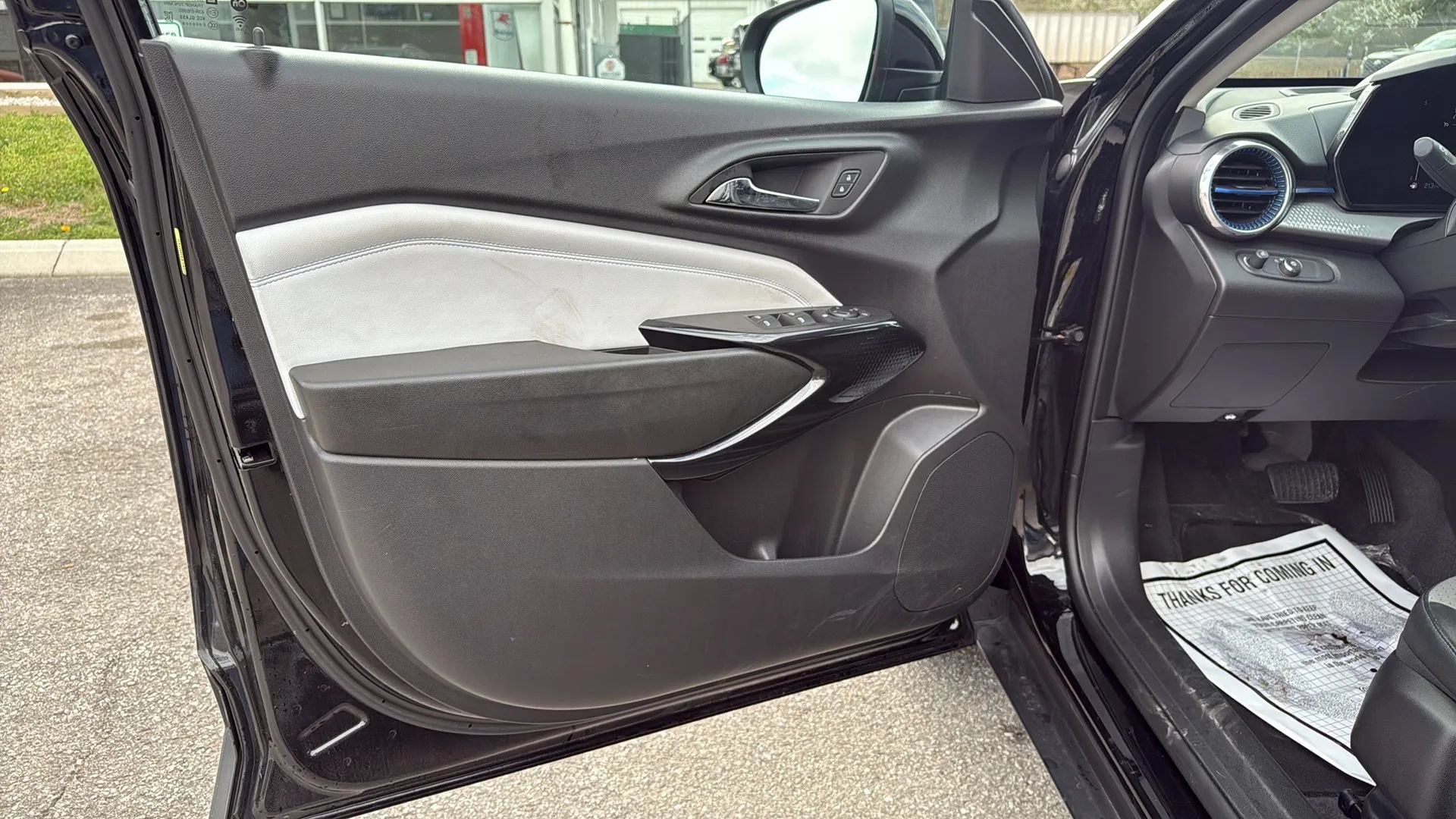 Used 2025 Chevrolet Trax LT FWD image 14