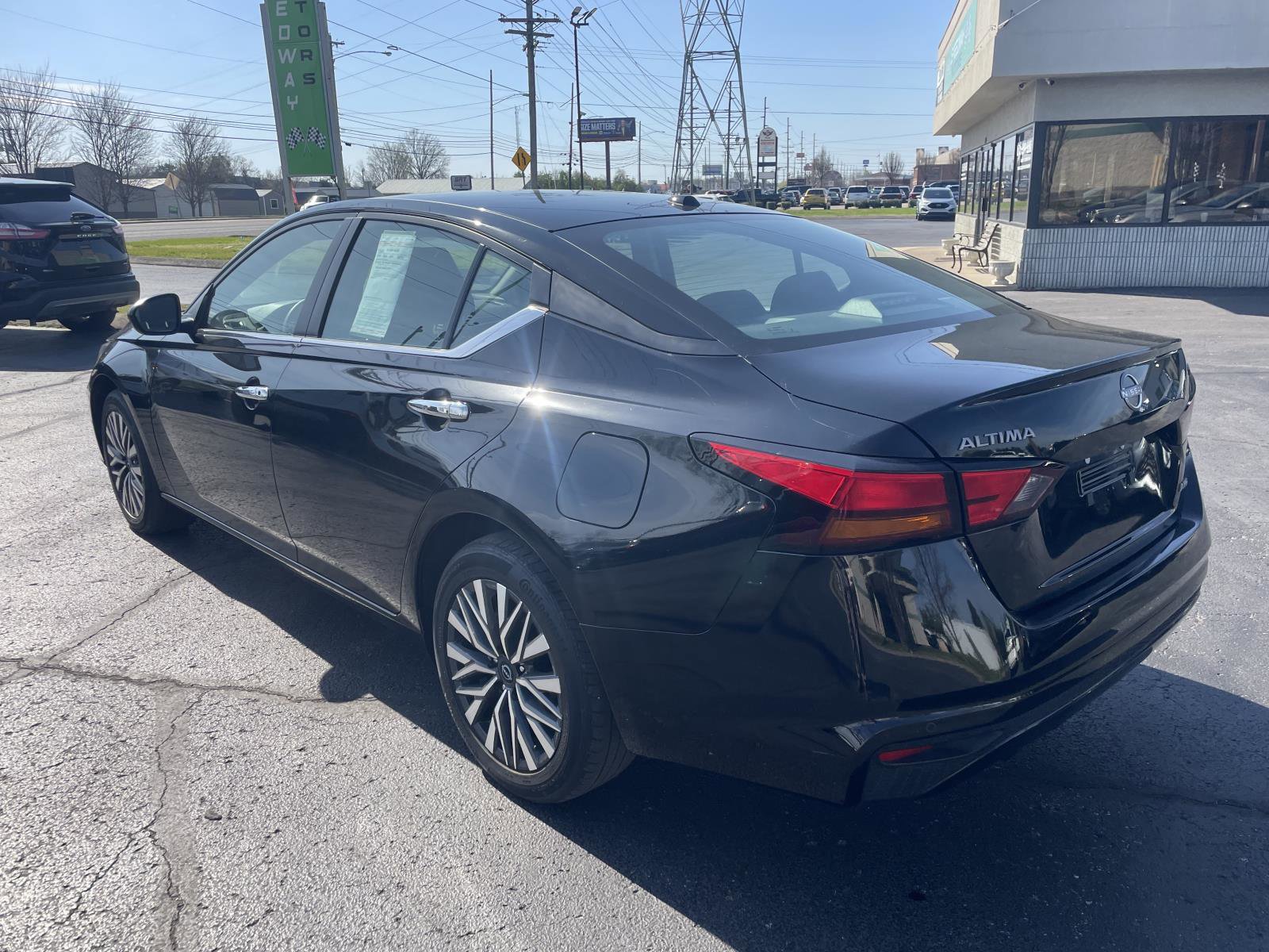 Used 2024 Nissan Altima 2.5 SV image 3