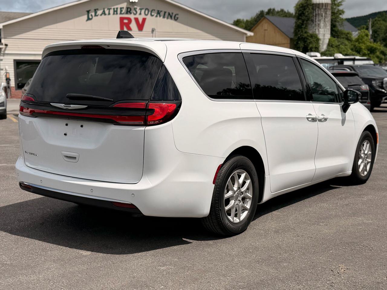 Used 2024 Chrysler Pacifica Touring-L FWD image 5