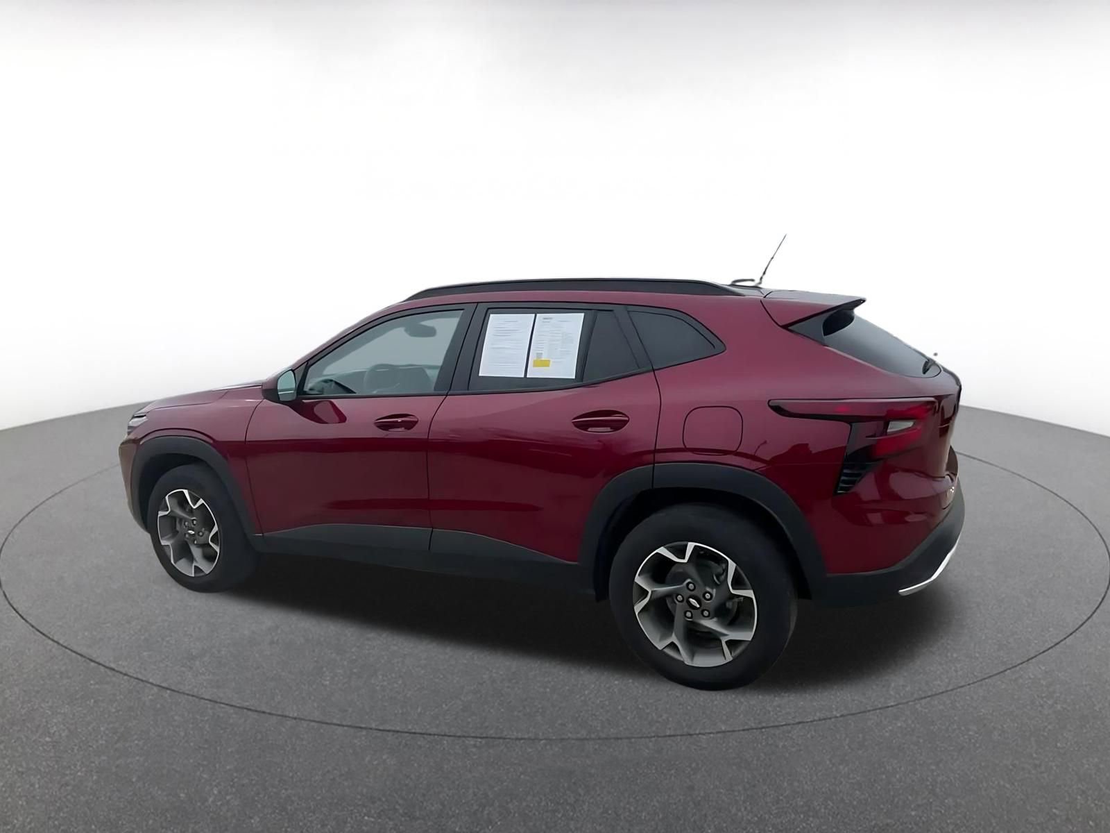 Used 2025 Chevrolet Trax LT w/ LT Convenience Package image 10