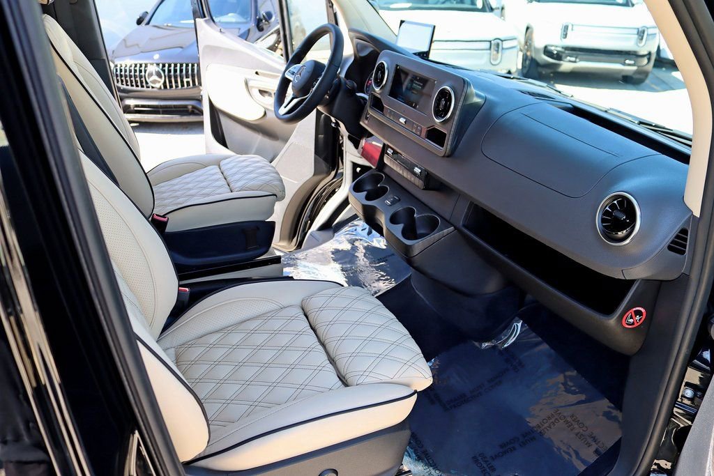 Used 2024 Mercedes-Benz Sprinter 3500 image 32