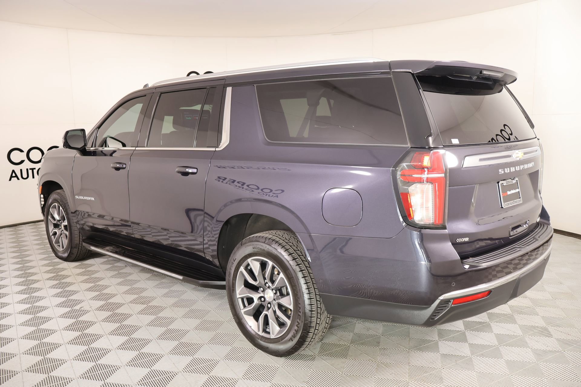 Used 2023 Chevrolet Suburban LT w/ Luxury Package image 25