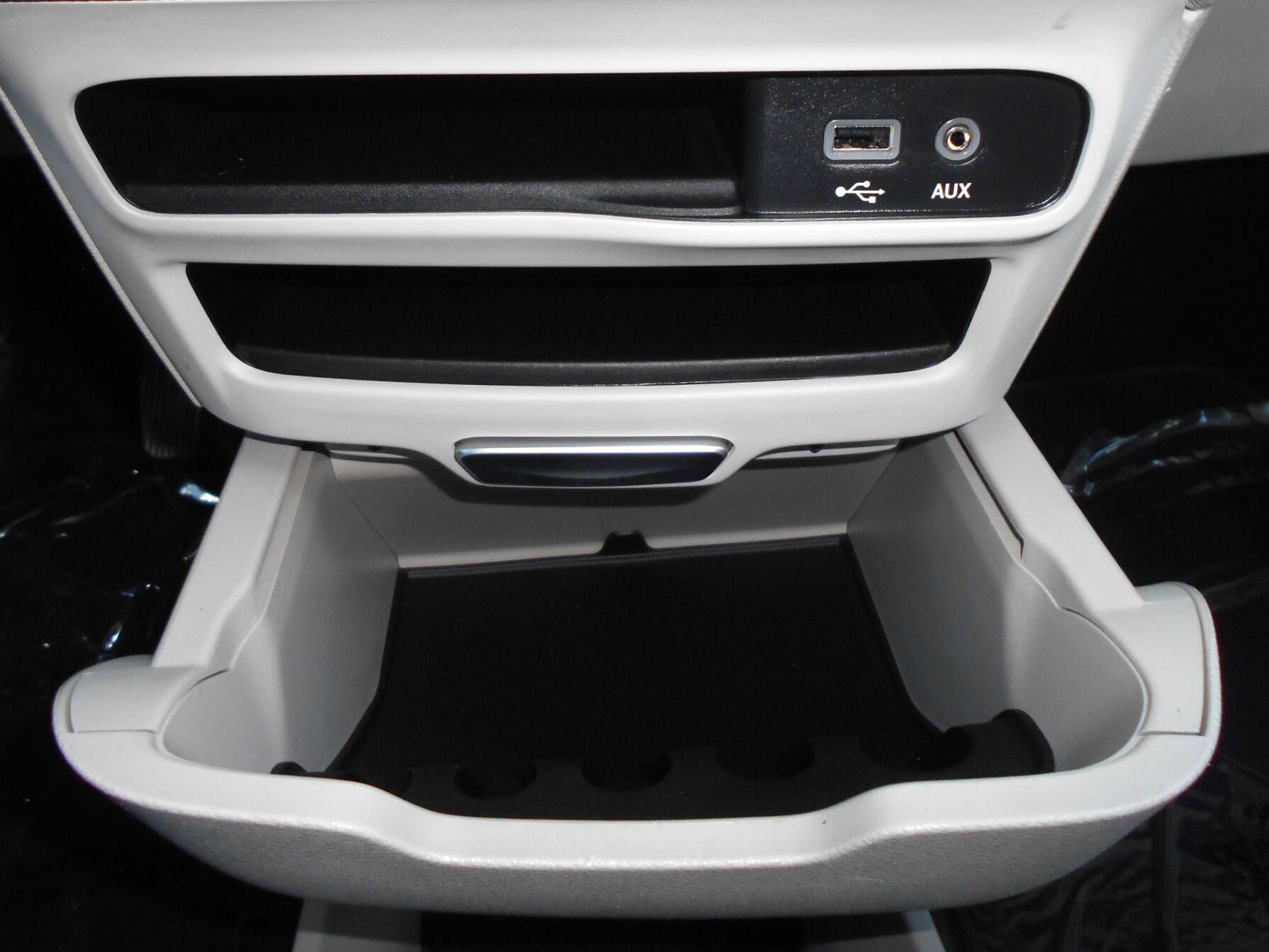 Certified 2018 Chrysler Pacifica Limited FWD image 17
