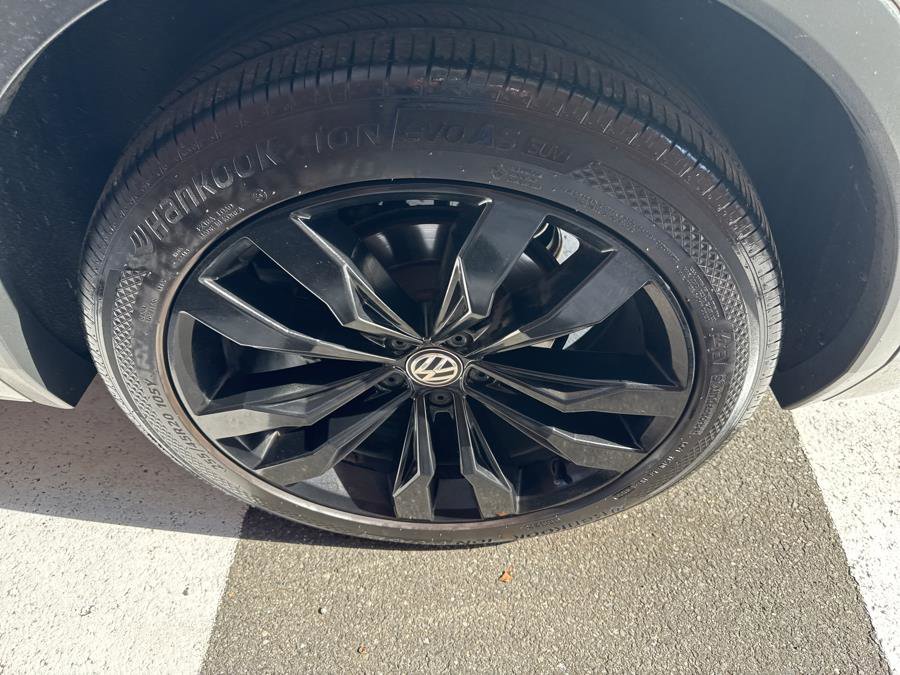 Used 2021 Volkswagen Tiguan SE R-Line image 11