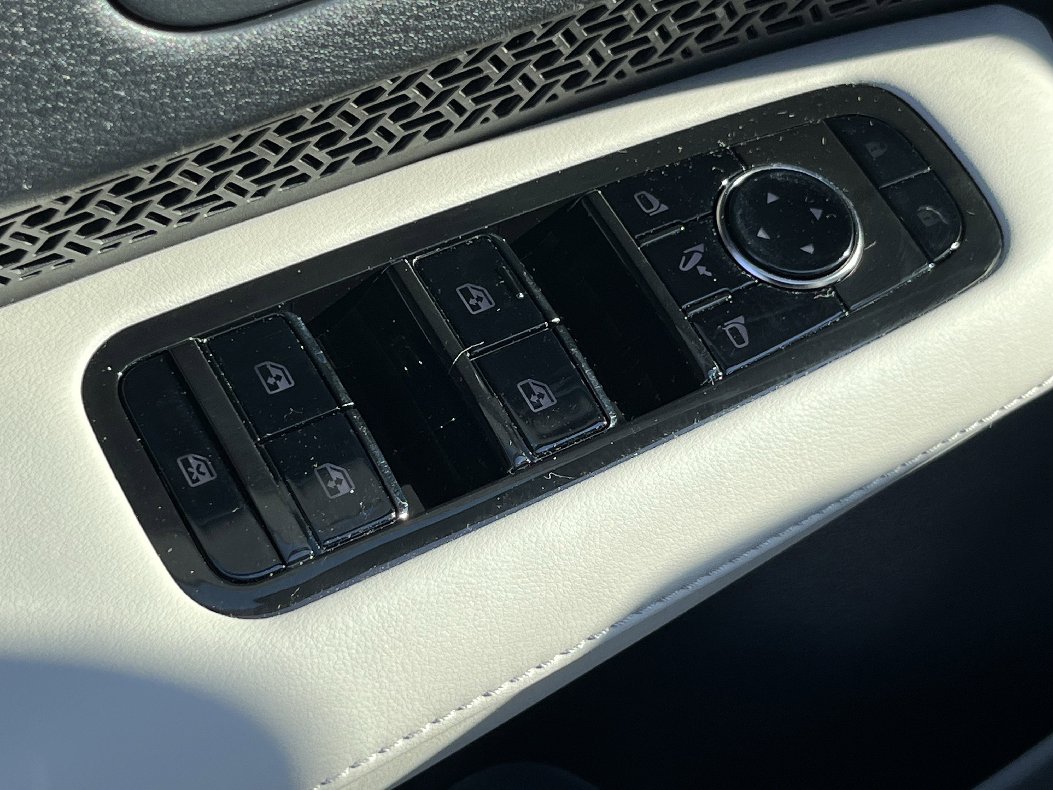 Used 2023 Nissan Ariya AWD image 18