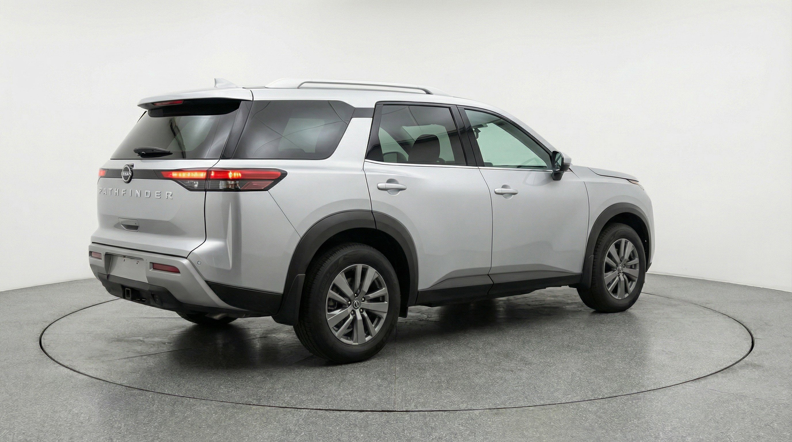 Used 2025 Nissan Pathfinder SV image 9