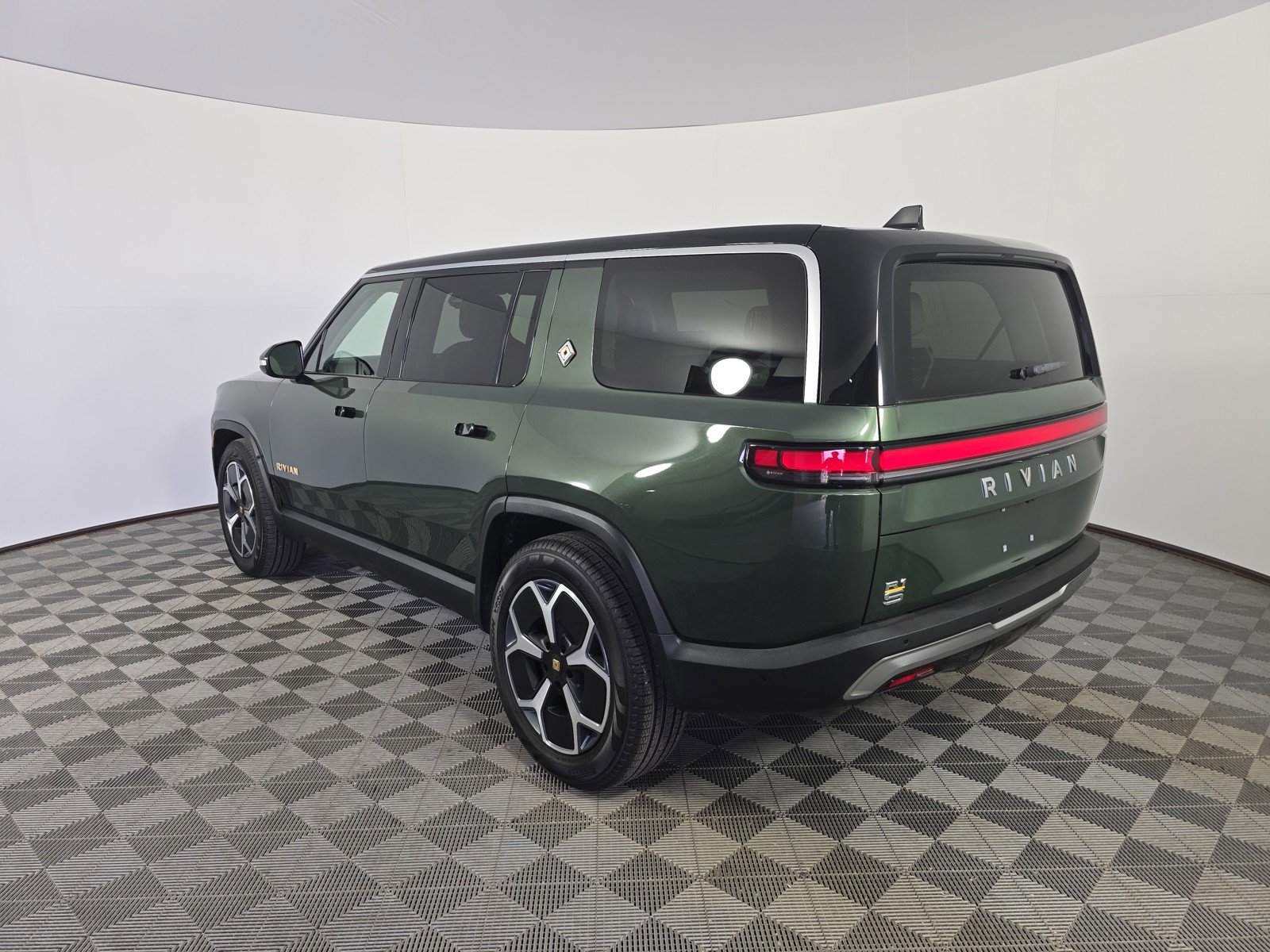 Used 2023 Rivian R1S Adventure AWD/4WD image 3
