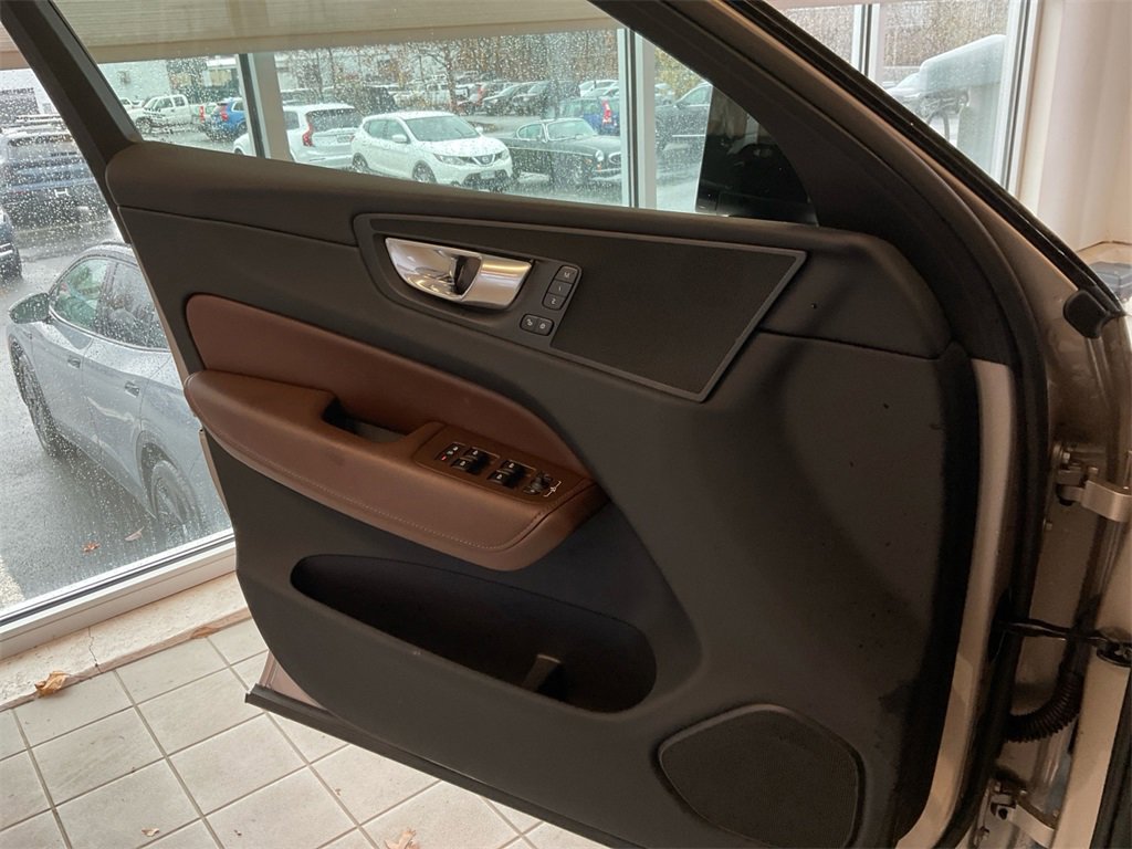 Certified 2023 Volvo XC60 B5 Plus w/ Climate Package image 18
