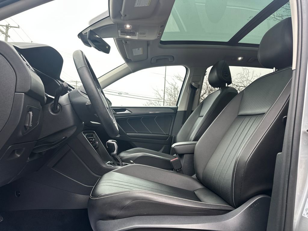 Used 2022 Volkswagen Tiguan SE w/ Panoramic Sunroof Package image 3