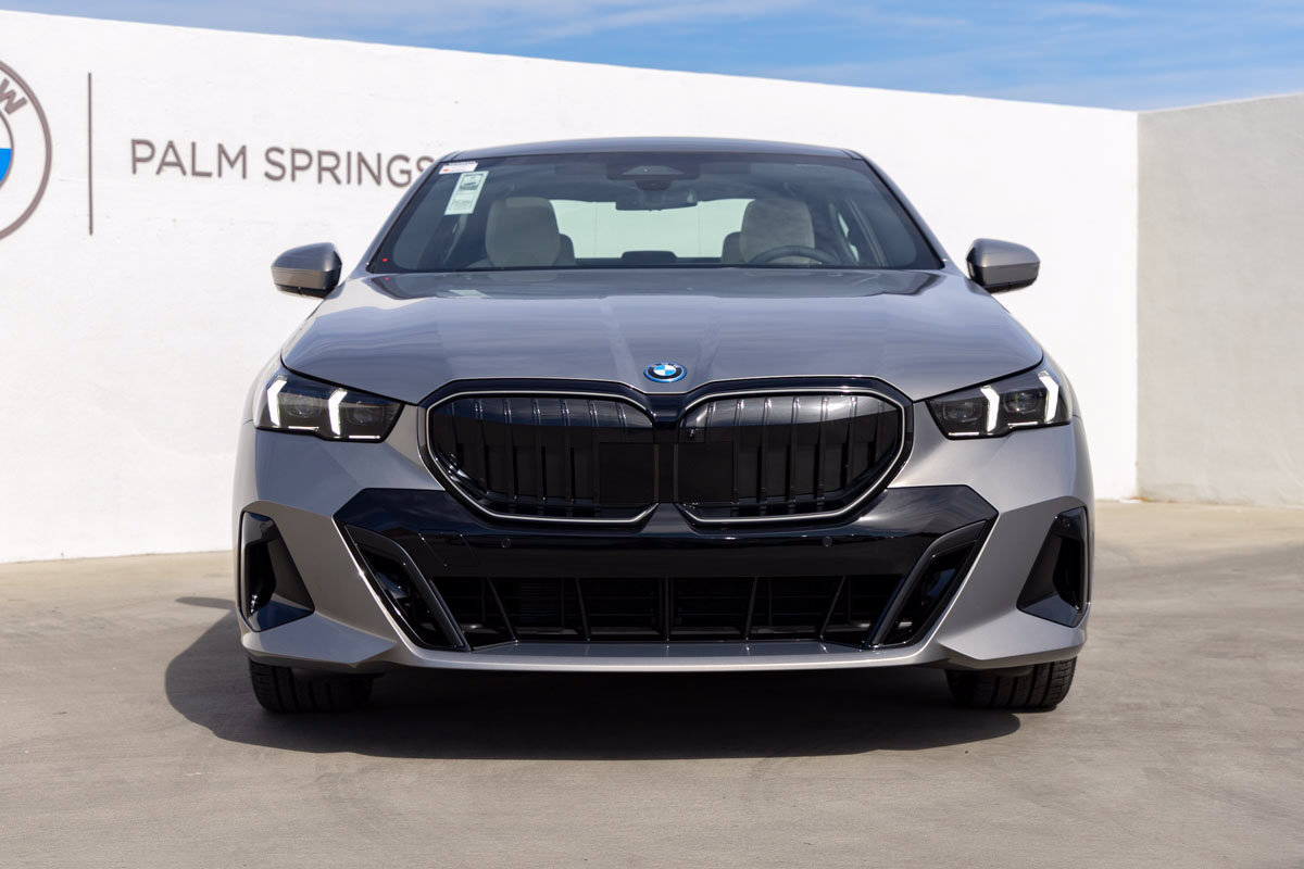 Certified 2026 BMW 550e xDrive w/ Premium Package AWD/4WD image 4