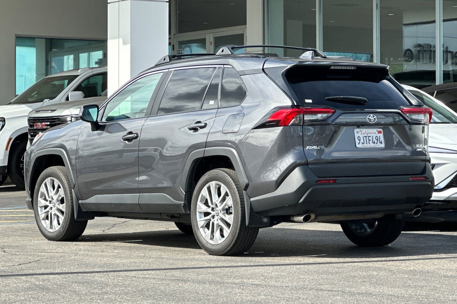 Used 2023 Toyota RAV4 XLE Premium image 6