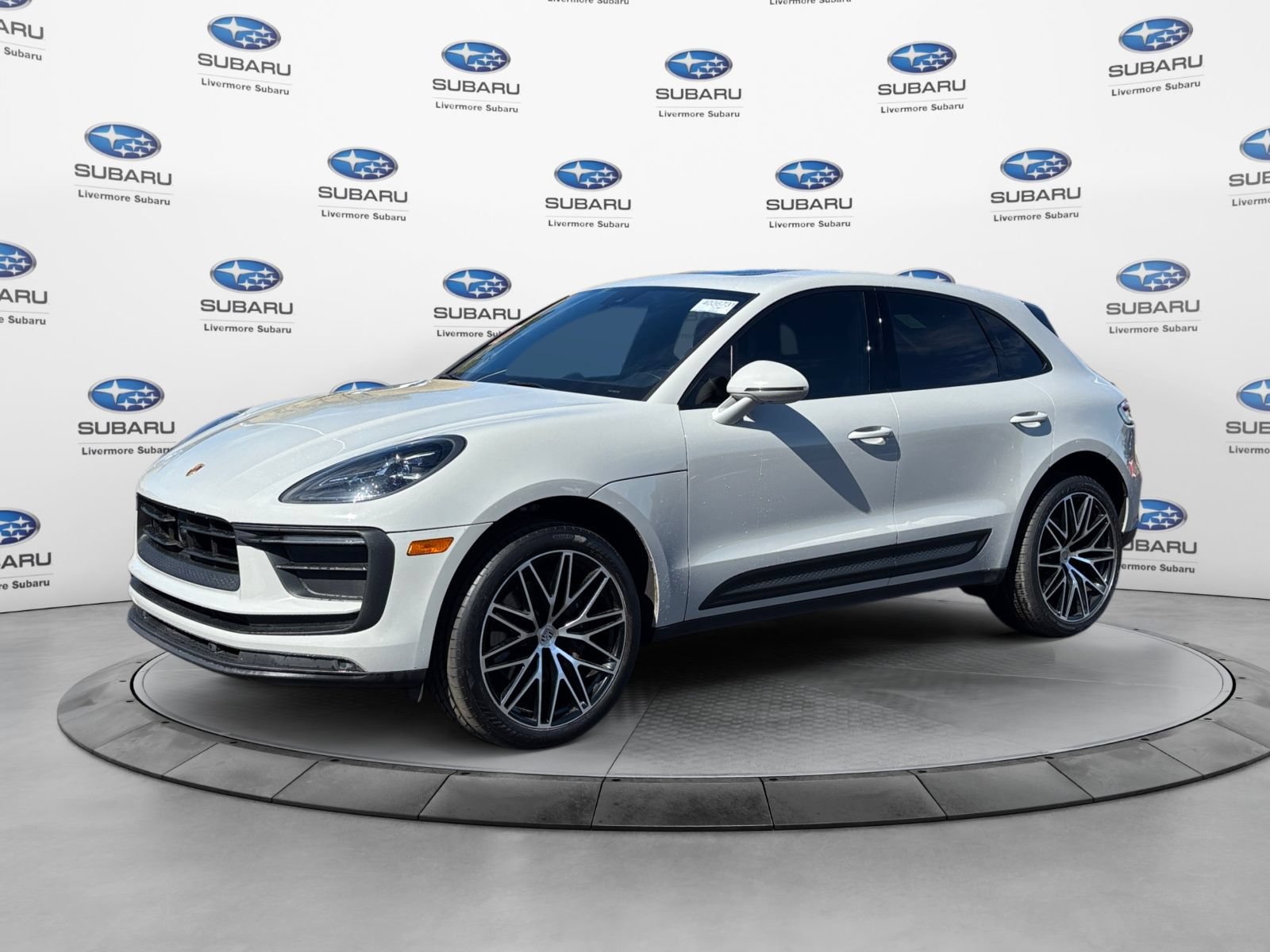 Used 2023 Porsche Macan AWD/4WD image 2