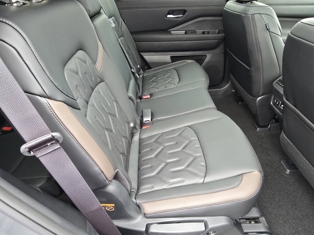 New 2026 Nissan Pathfinder Platinum image 13