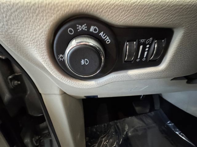 Used 2024 Chrysler Pacifica Touring-L FWD image 25