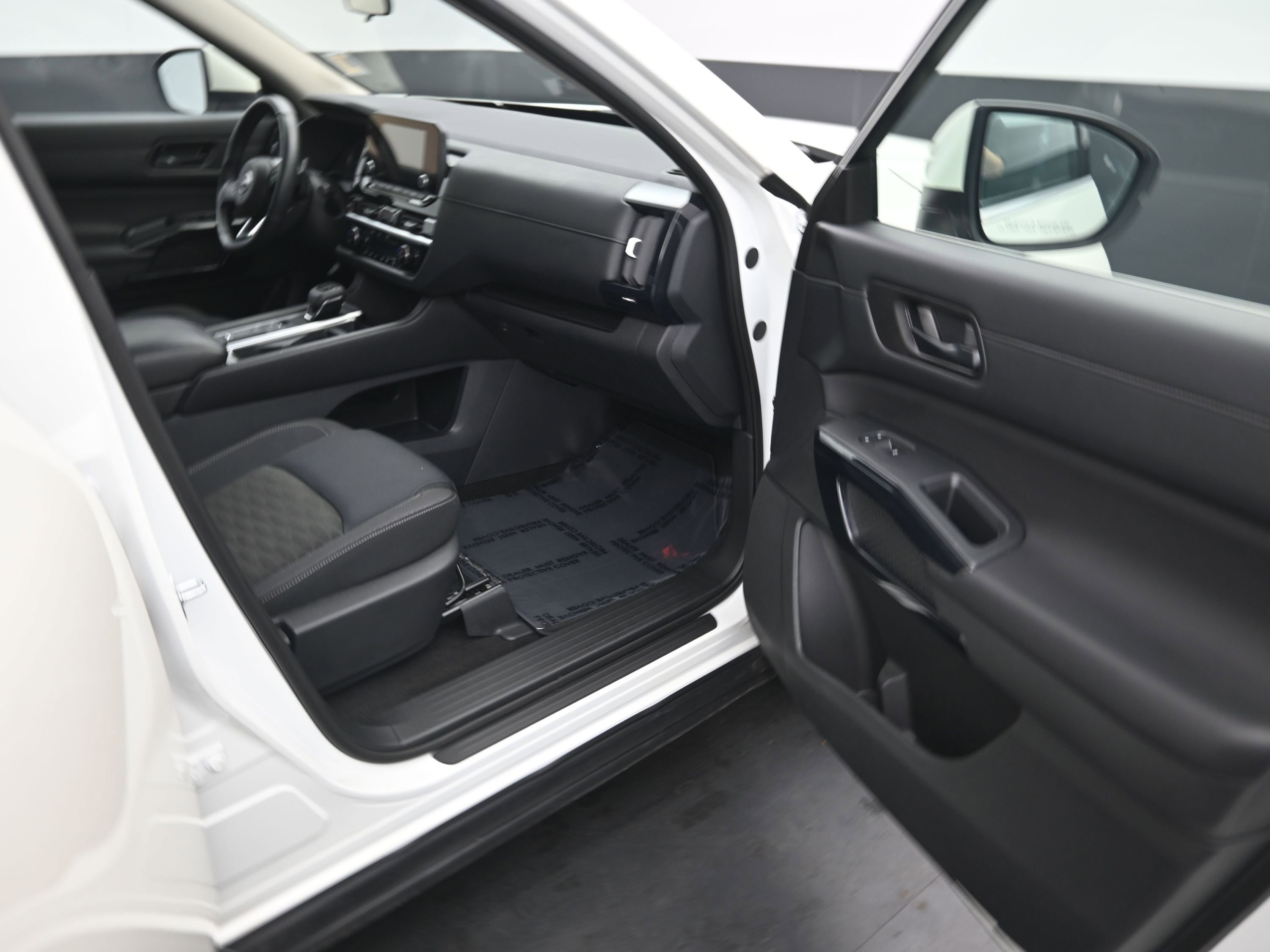 Used 2024 Nissan Pathfinder SV image 13