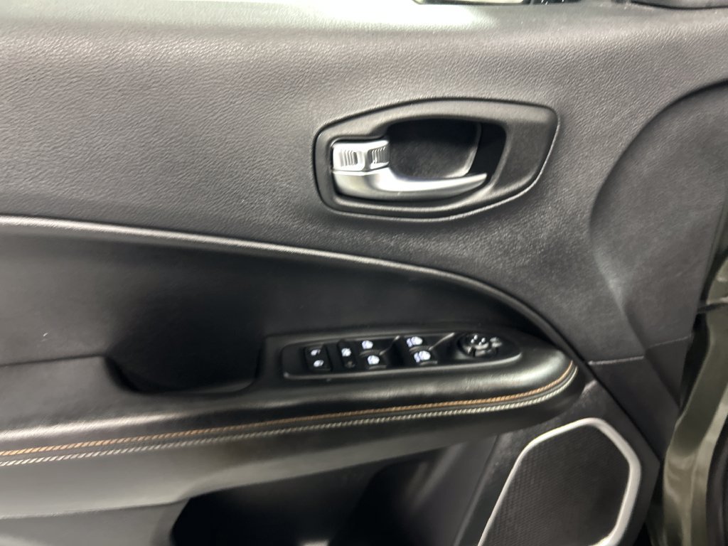 Used 2019 Jeep Compass Latitude w/ Cold Weather Group AWD/4WD image 12