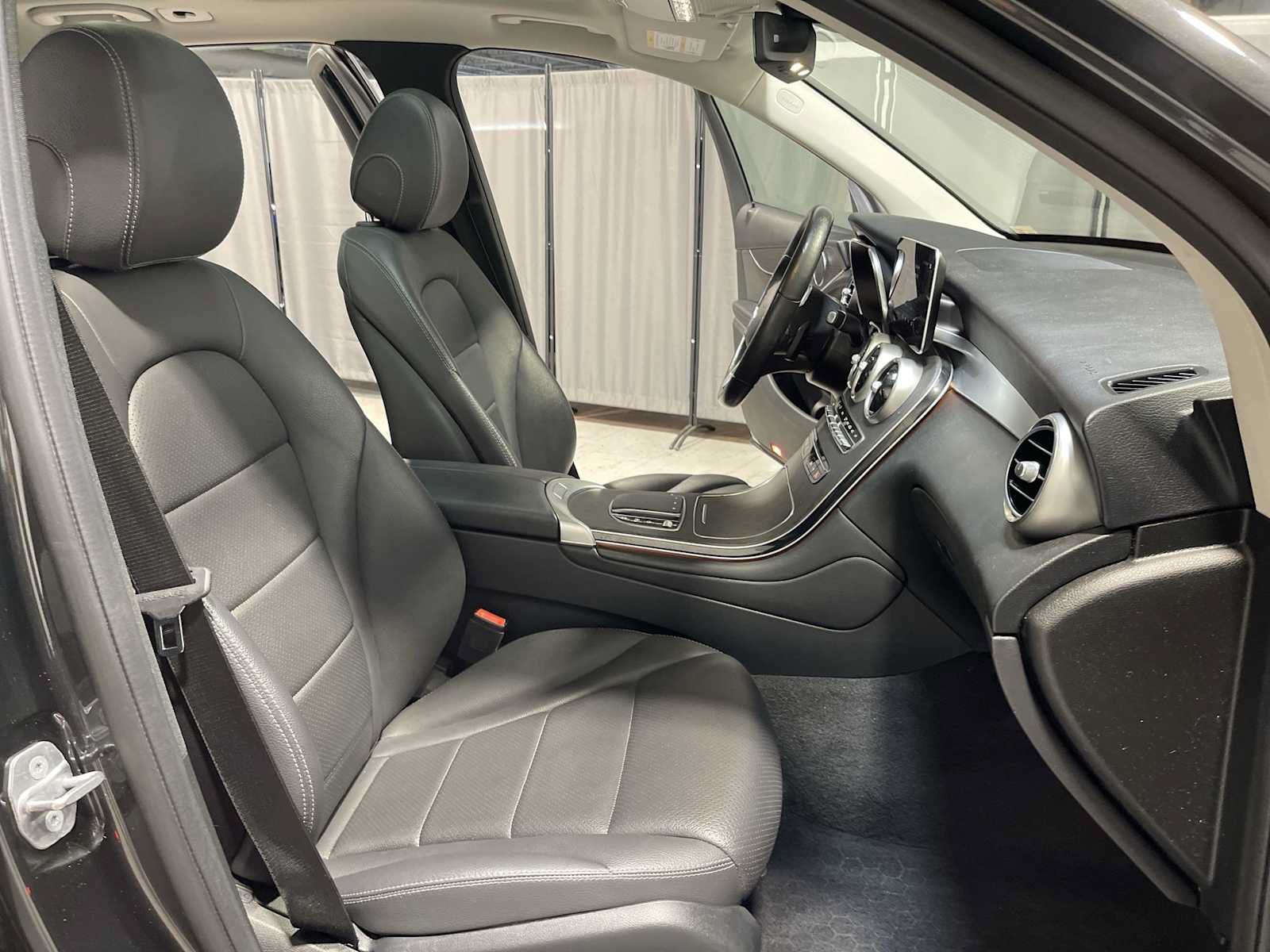 Used 2021 Mercedes-Benz GLC 300 4MATIC image 13