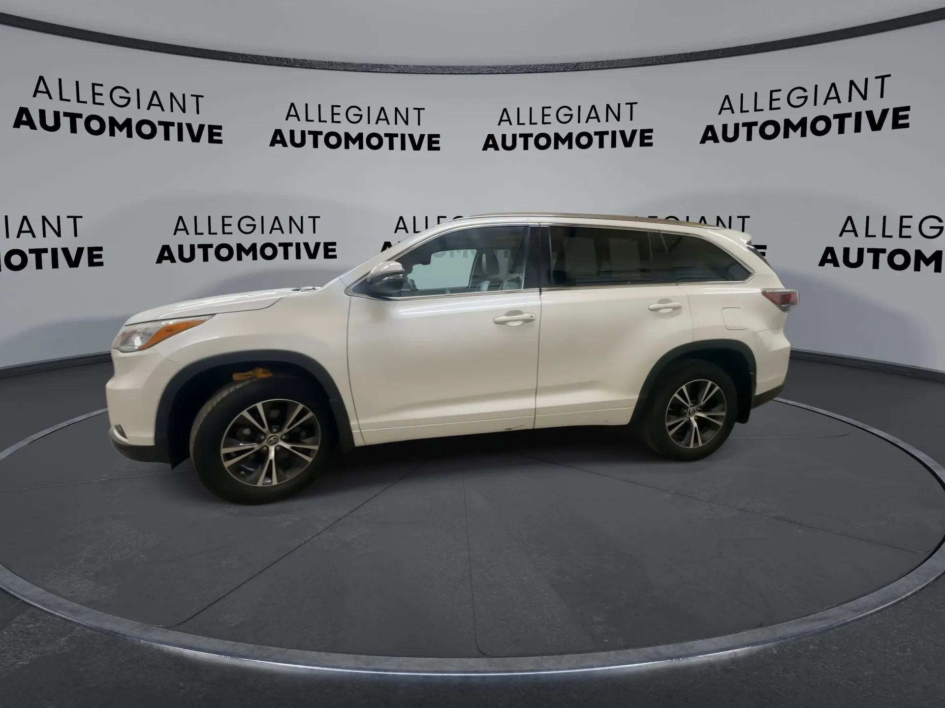 Used 2016 Toyota Highlander XLE image 6