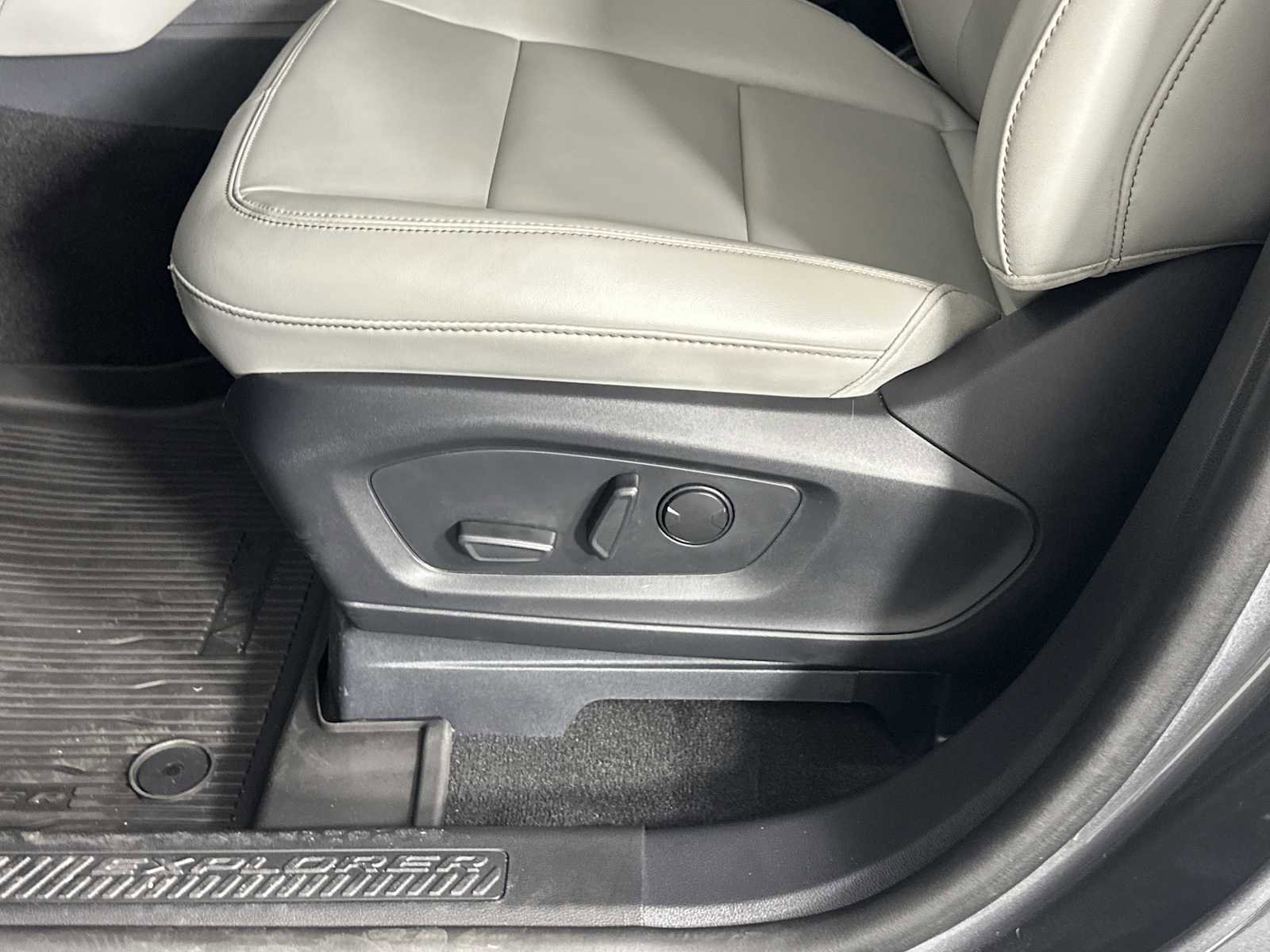 Used 2025 Ford Explorer Active w/ Active Comfort Package RWD image 8