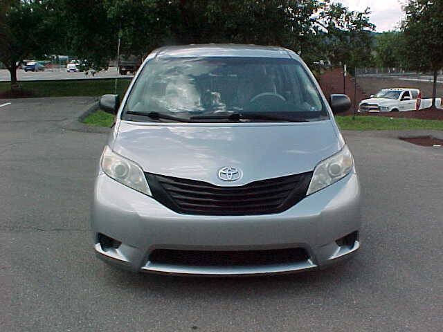 Used 2011 Toyota Sienna w/ Towing Pkg FWD image 30