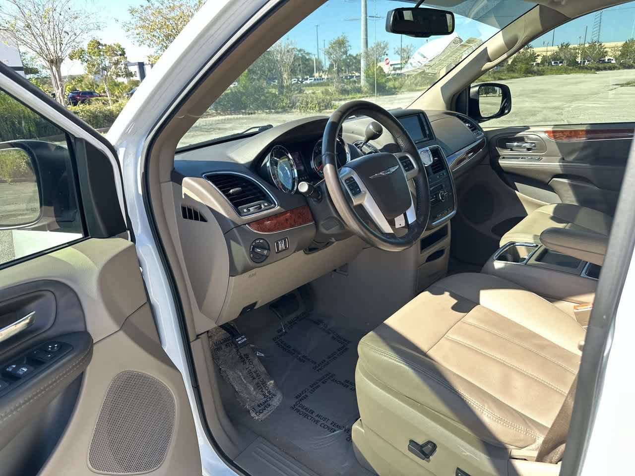 Used 2016 Chrysler Town & Country Touring FWD image 10
