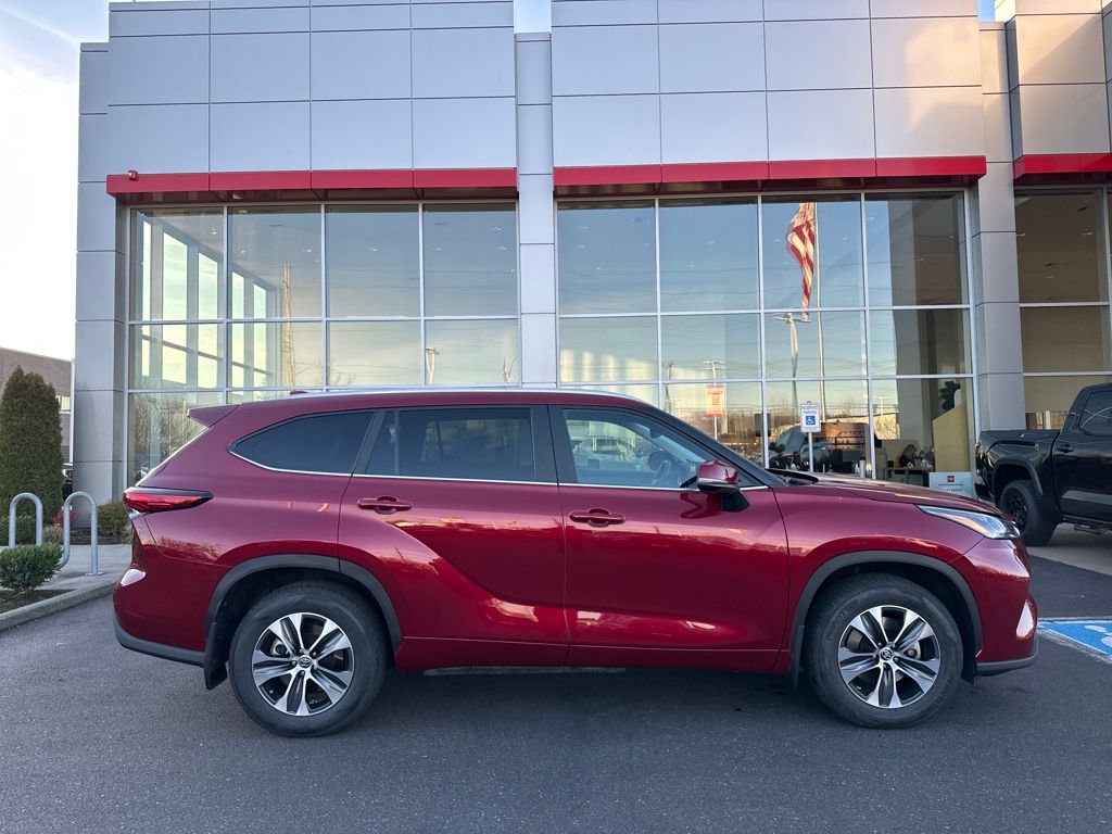 Used 2023 Toyota Highlander XLE image 2