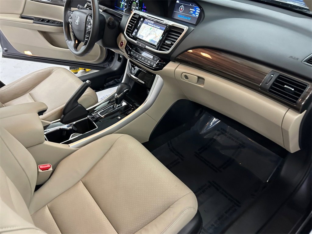 Used 2017 Honda Accord Touring image 23