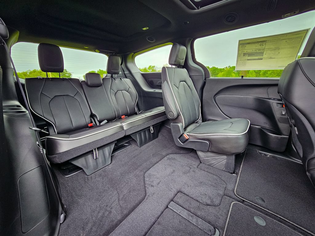 New 2027 Chrysler Pacifica Limited AWD/4WD image 38