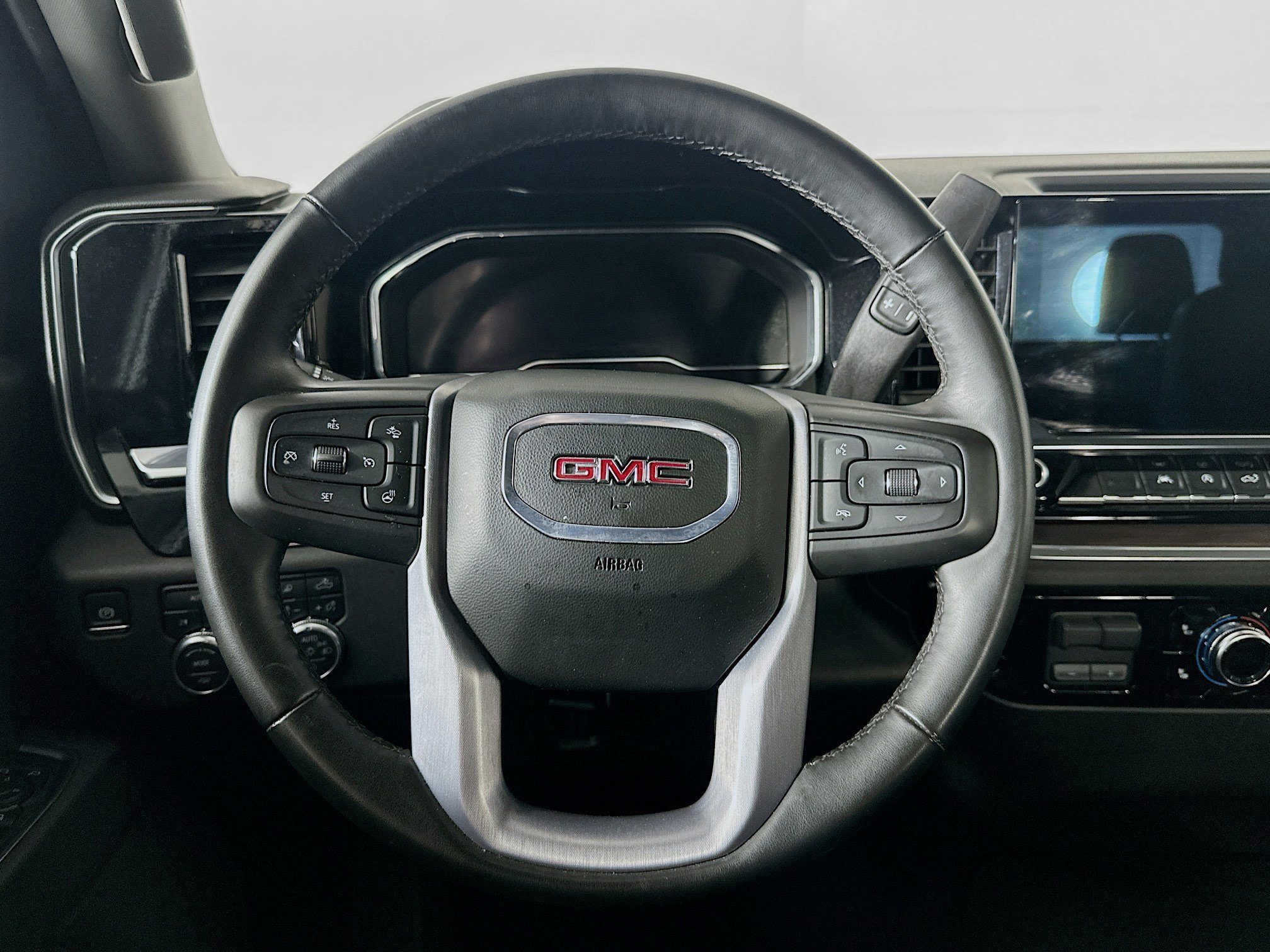 Used 2025 GMC Sierra 1500 SLT AWD/4WD image 18