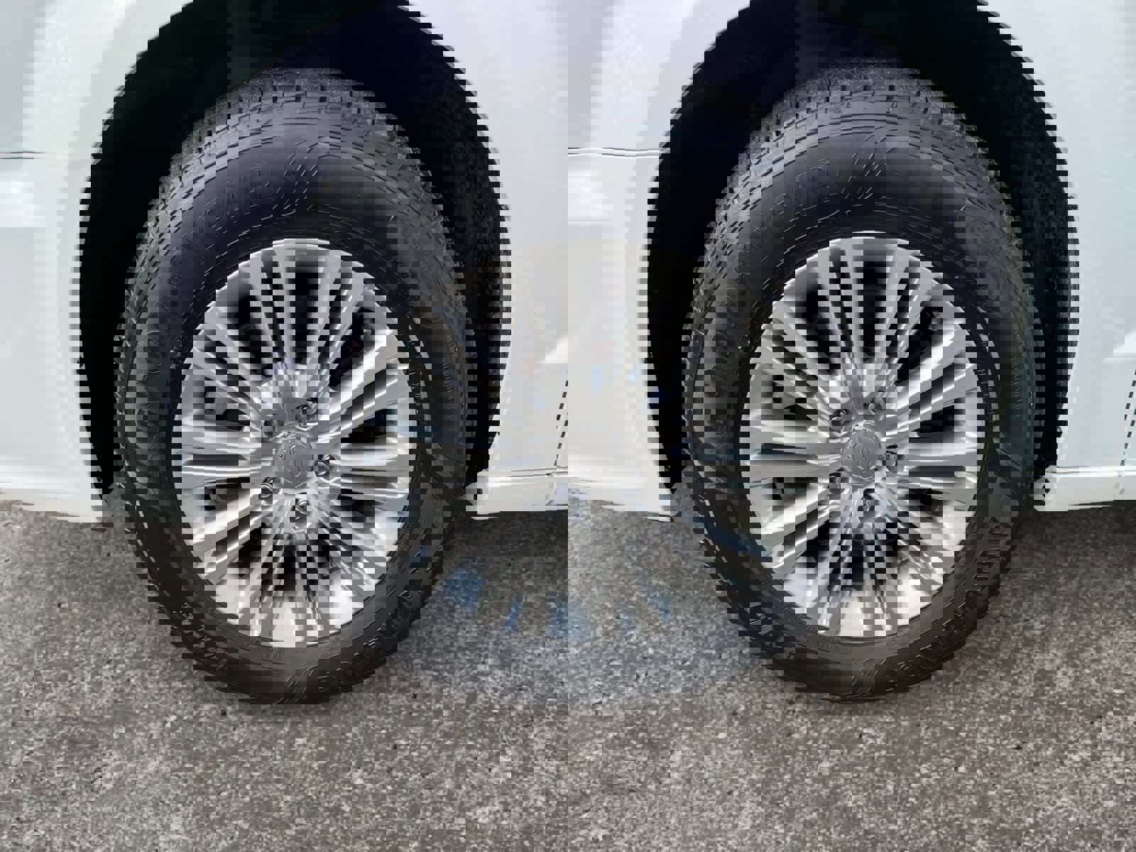 Used 2015 Chrysler Town & Country Touring-L image 19