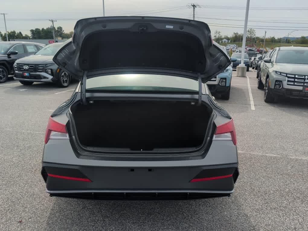 New 2026 Hyundai Elantra SE FWD image 18