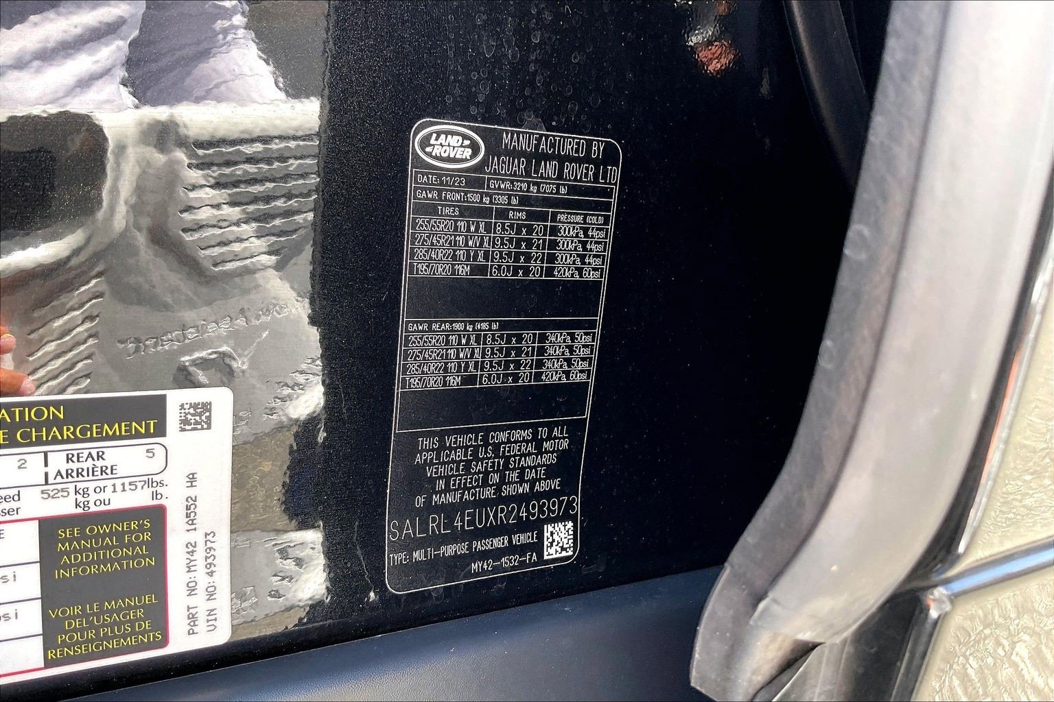 Used 2024 Land Rover Discovery Dynamic SE AWD/4WD image 32