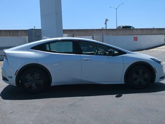 Used 2024 Toyota Prius LE FWD image 4