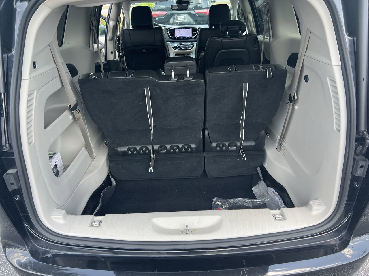 Used 2023 Chrysler Pacifica Touring-L FWD image 34