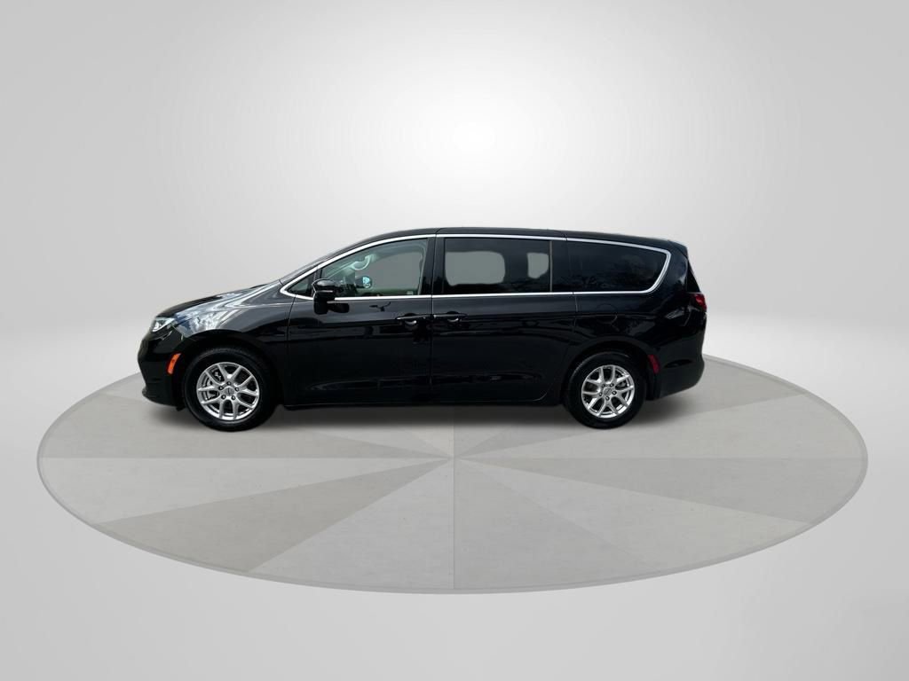 Used 2024 Chrysler Pacifica Touring-L FWD image 4