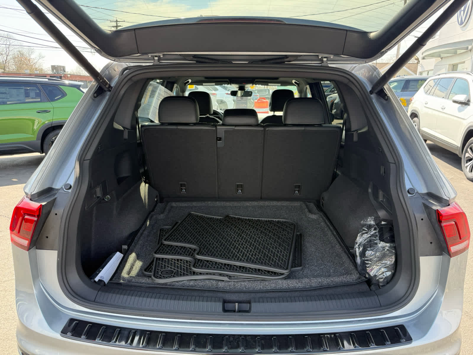 Certified 2024 Volkswagen Tiguan SE R-Line image 13