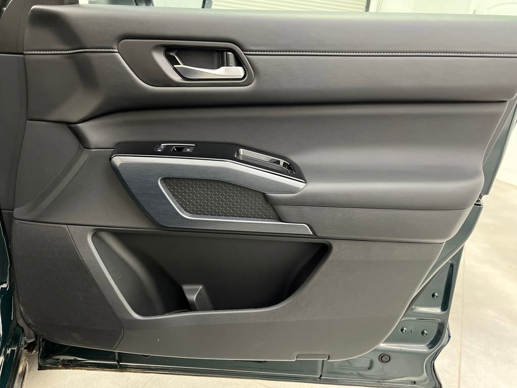 Used 2025 Nissan Pathfinder SL image 24