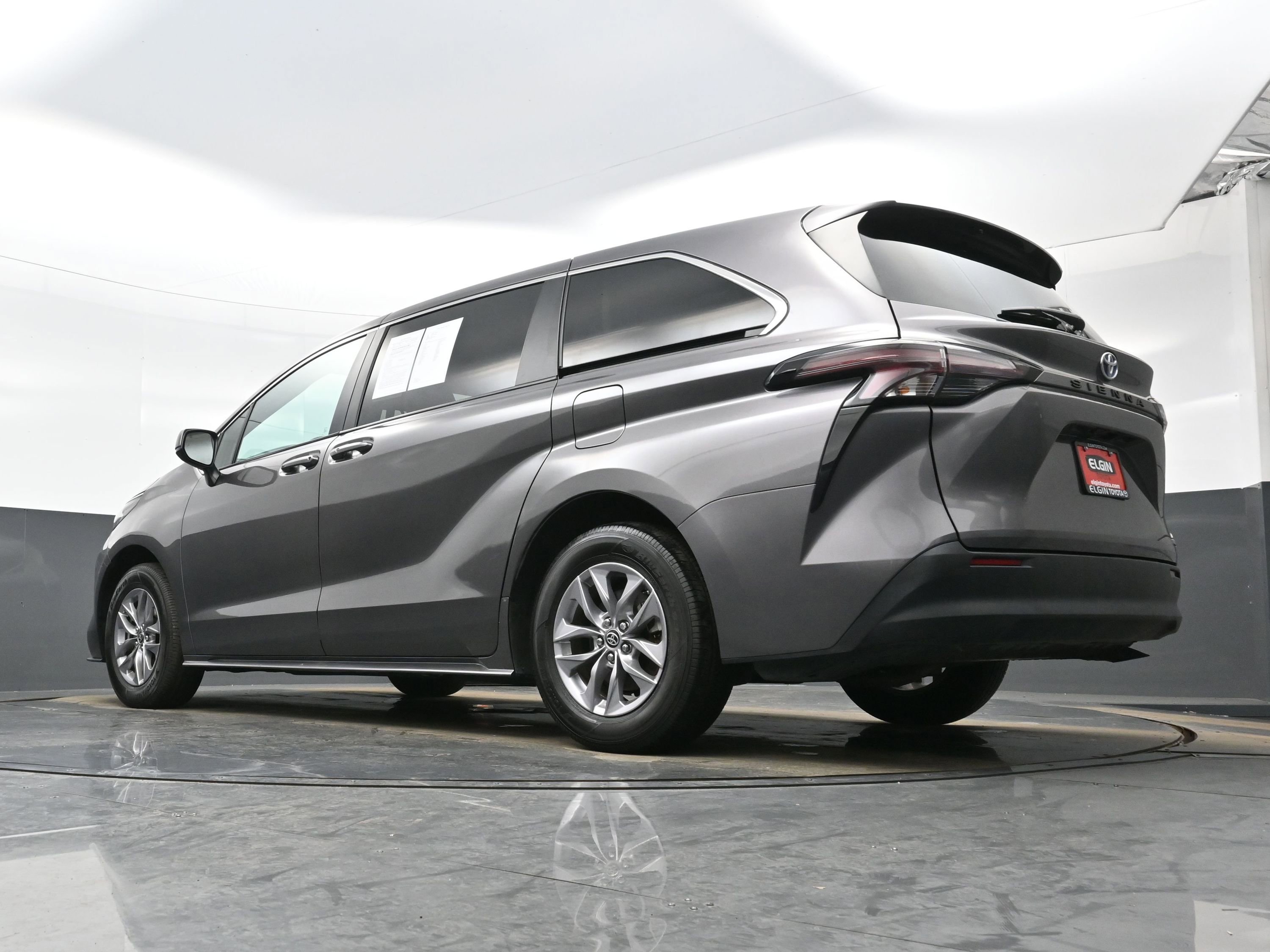 Used 2024 Toyota Sienna LE image 31