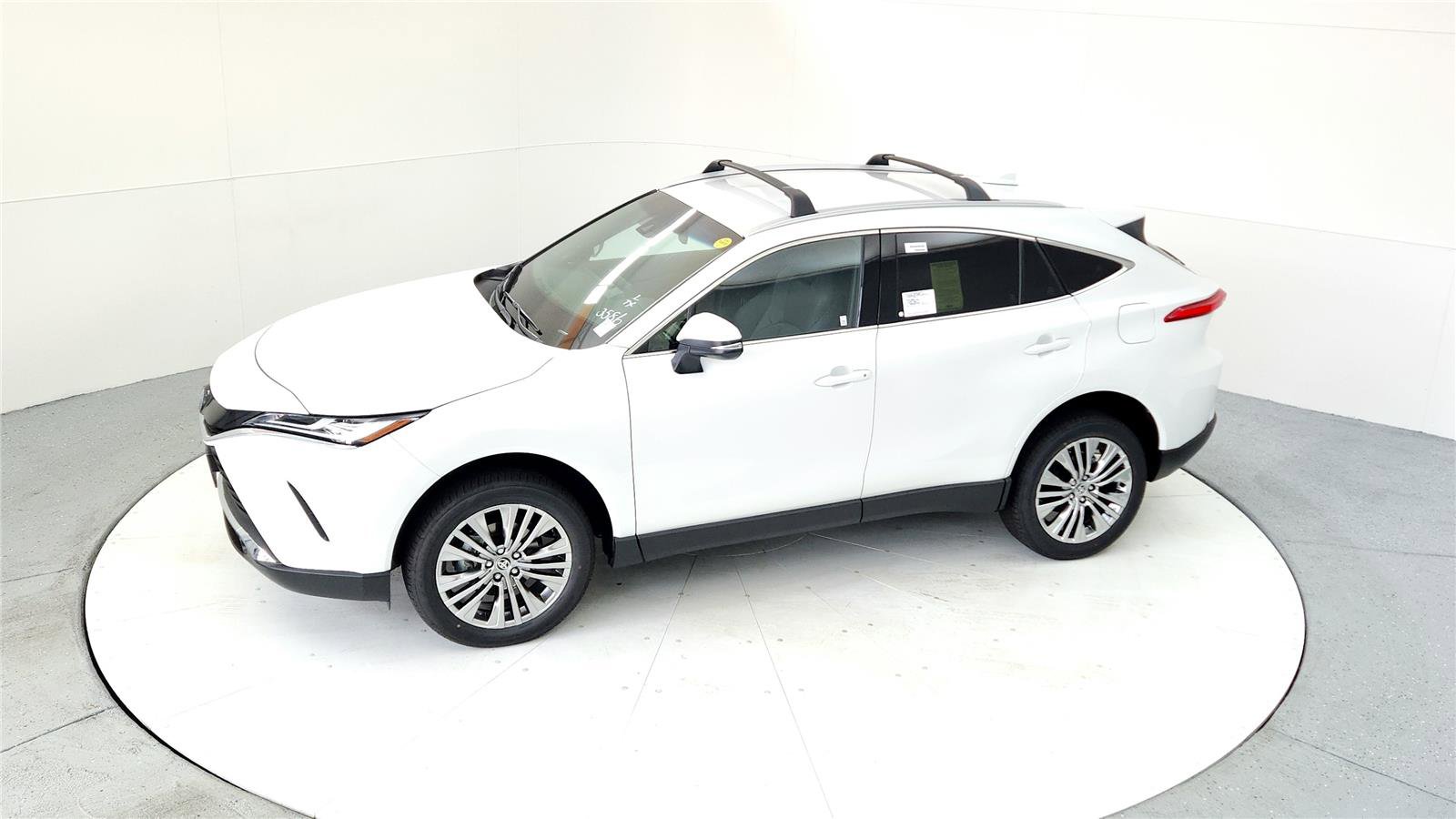 Used 2024 Toyota Venza XLE image 14