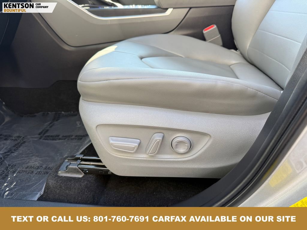 Used 2025 Toyota Highlander XLE image 31