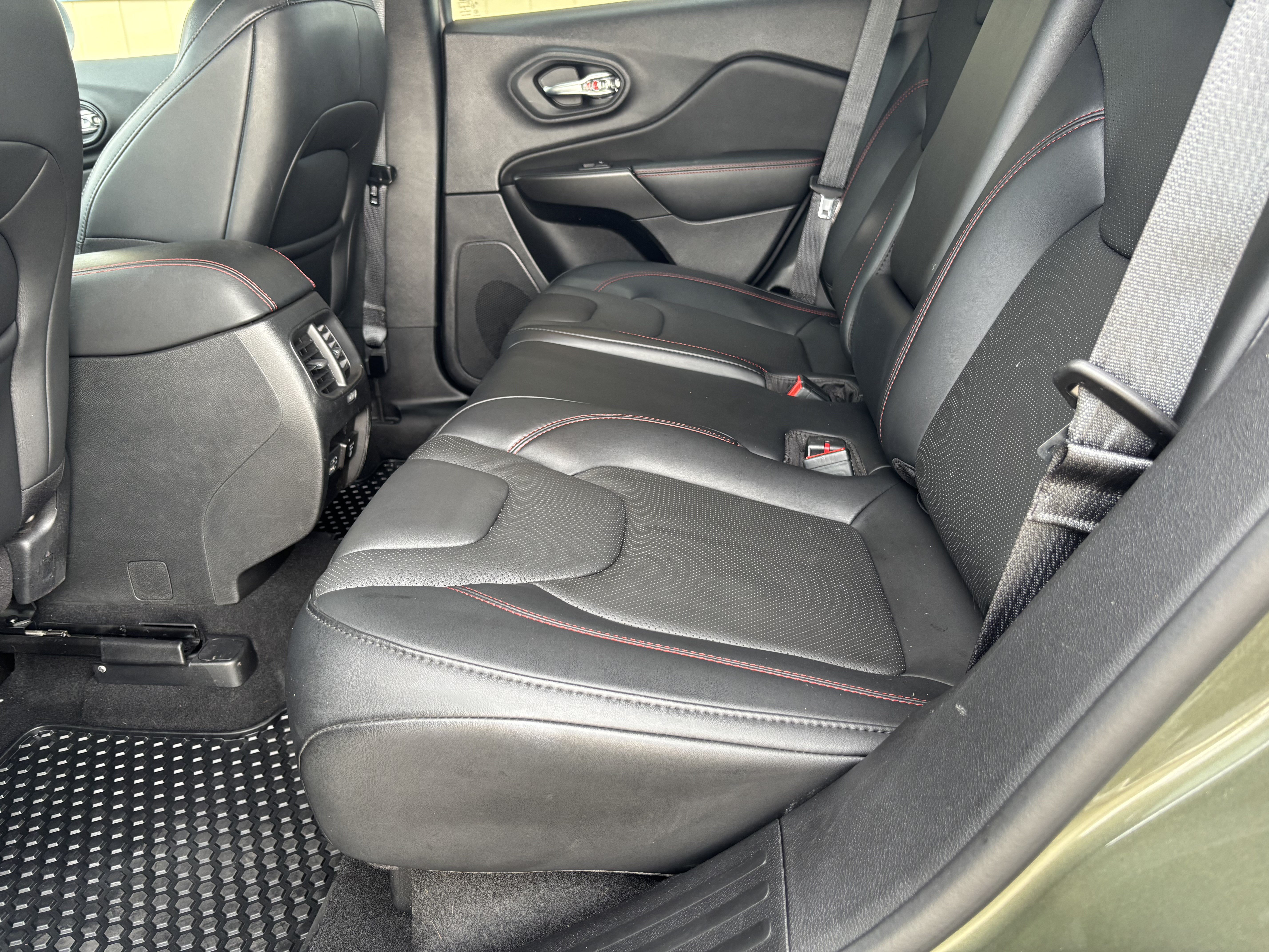 Used 2021 Jeep Cherokee Trailhawk w/ Technology Group AWD/4WD image 24