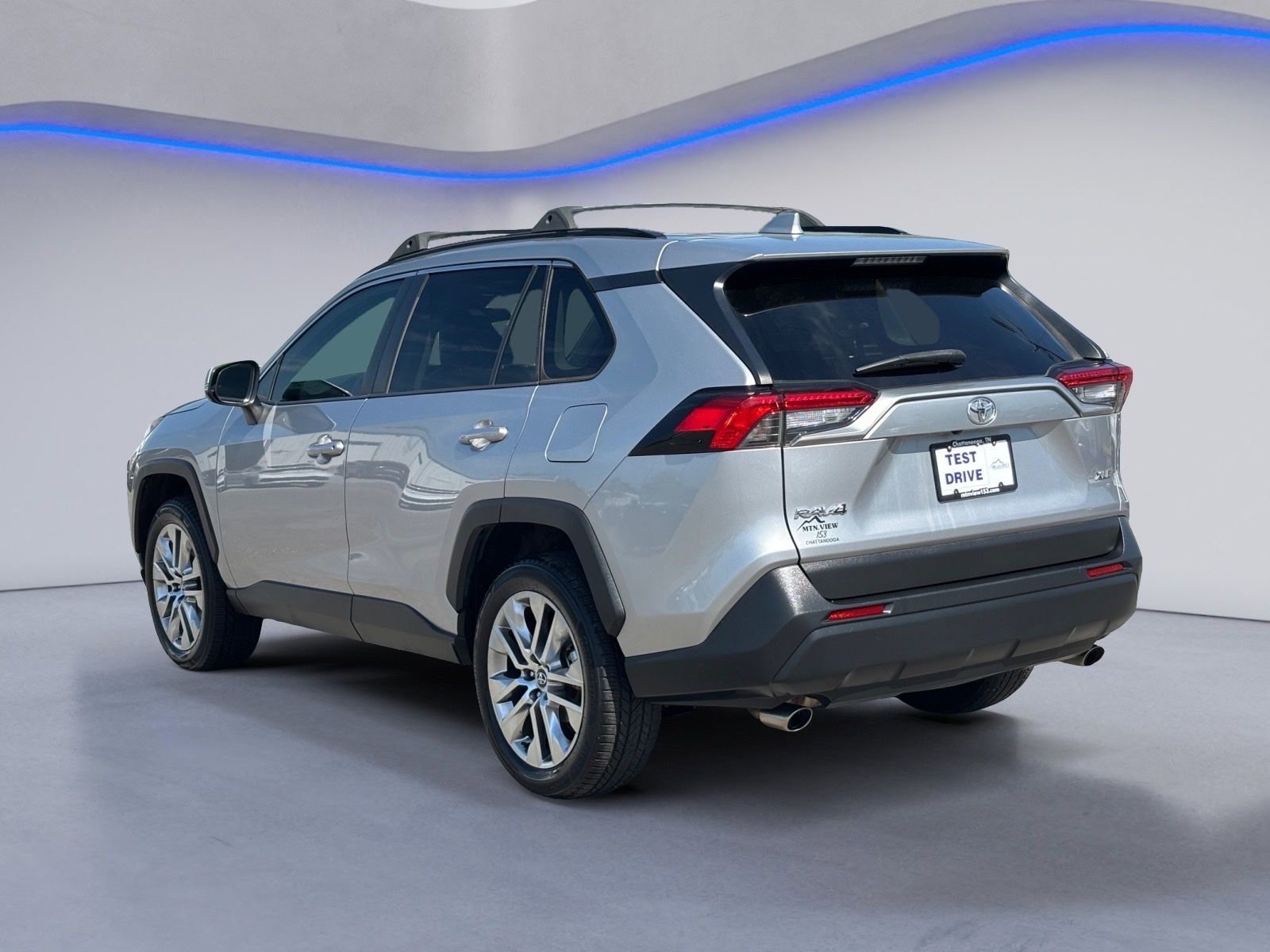 Used 2020 Toyota RAV4 XLE Premium FWD image 12
