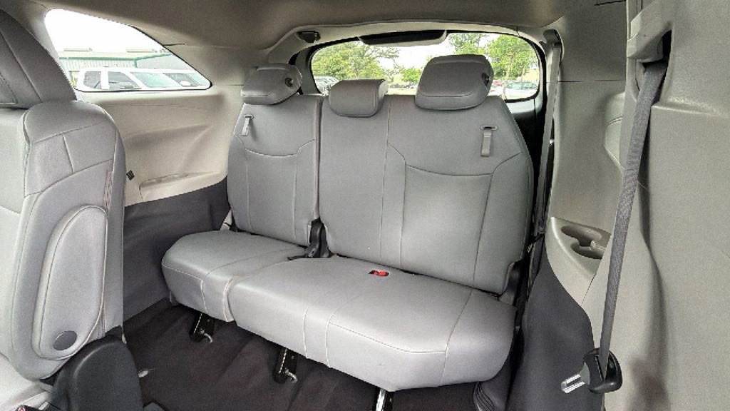 Used 2024 Toyota Sienna XLE FWD image 33