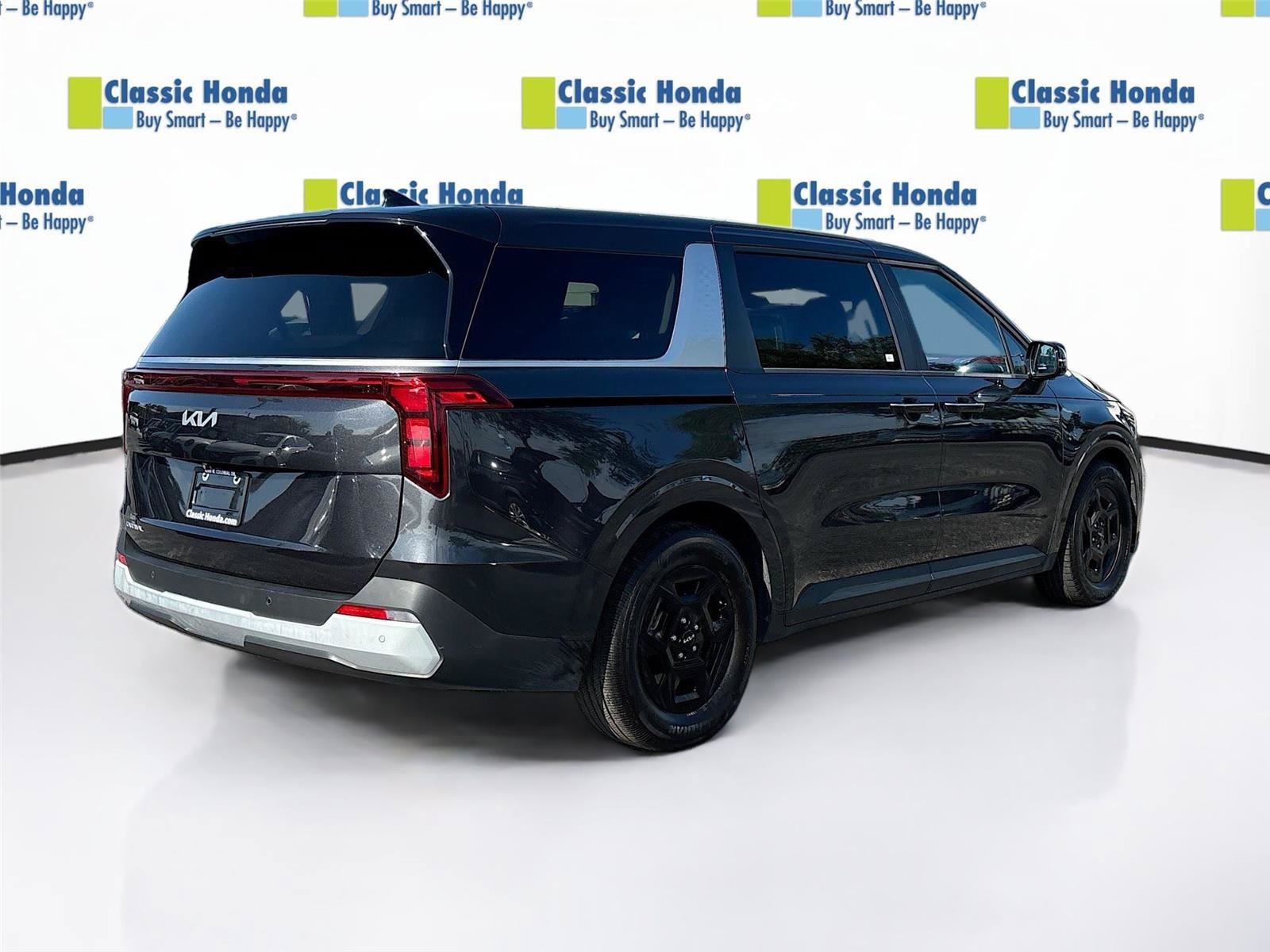 Used 2025 Kia Carnival FWD image 8
